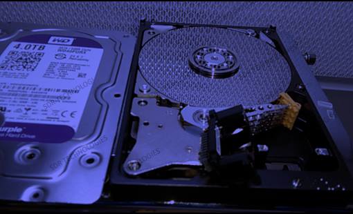 hard disk aperto in lavorazione in camera bianca